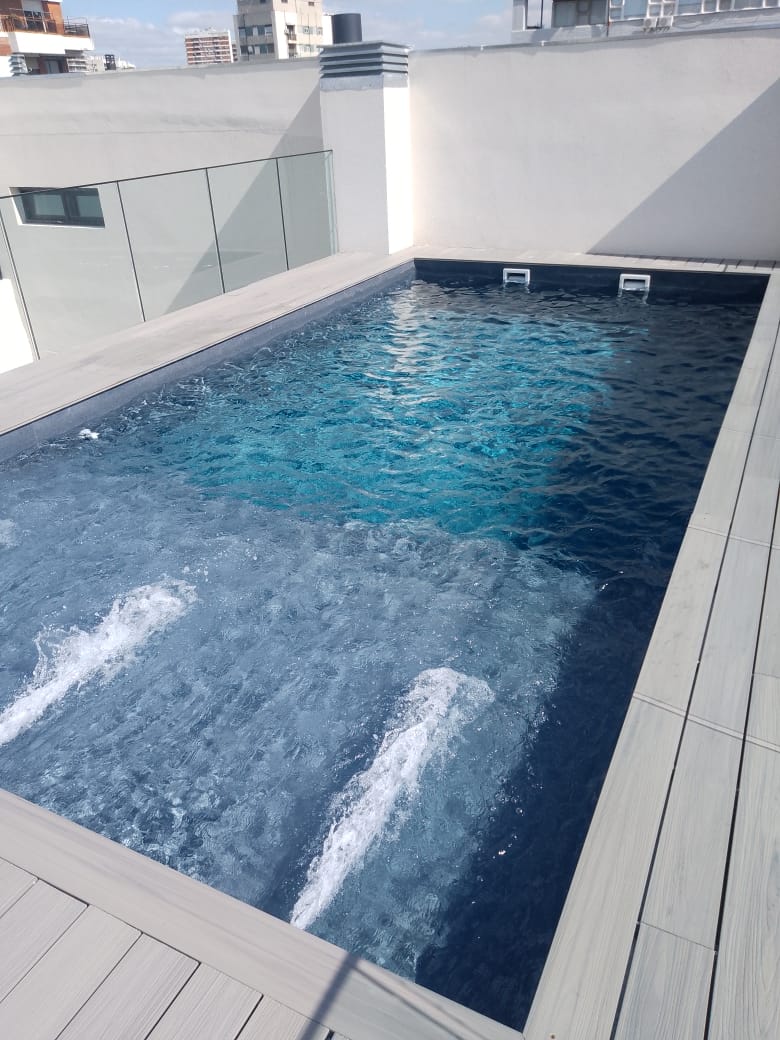 Piscina de terraza con jets en funcionamiento